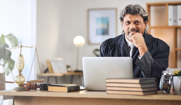 Anwalt lächelt im Büro_