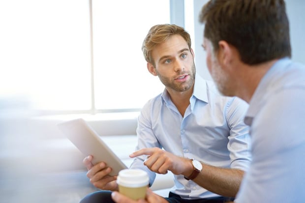 Männer sprechen im Büro