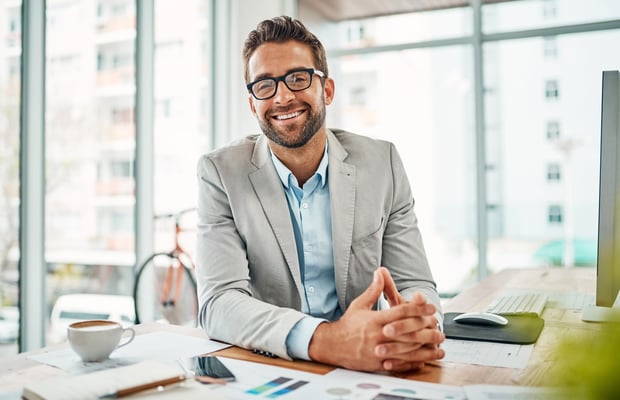 Man lächelt im Büro