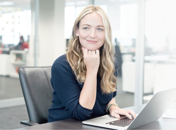 Mitarbeiterin arbeitet im Büro